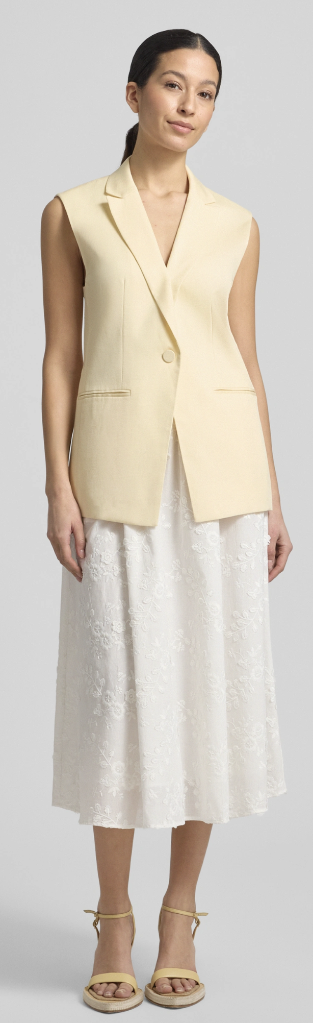 https://www.peek-cloppenburg.nl/nl/p/jakes-cocktail-gilet-met-reverskraag-en-knoopsluiting-lichtgeel-2037182